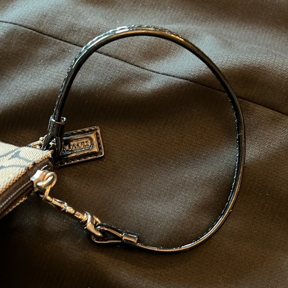 Coach classic signature canvas wristlet EUC - Picture 6 of 13